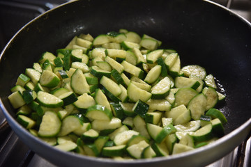 zucchine trifolate cotte a vapore cottura padella placca teglia verdure