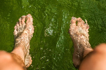 <moczy stopy w jeziorze>