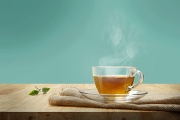 Tasse de thé avec sac sur la table en bois