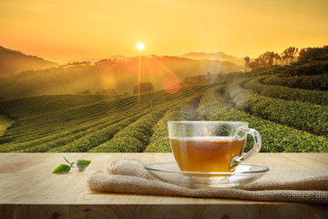 Tasse de thé chaud avec sac sur la table en bois et le plan de thé