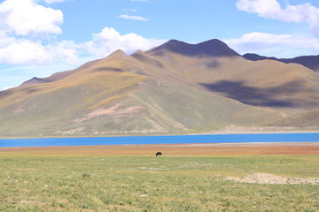 Lake with mountain in Tibet © Nguyen Vu Quan