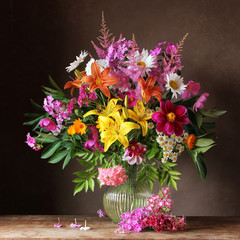 Obrazy na Szkle  Bukiet kwiatów ogrodowych w dzbanku