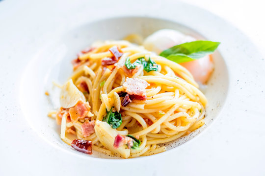 Close up spaghetti carbonara on white dish