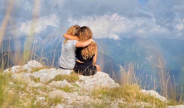 Ragazze abbracciate osservano la vallata