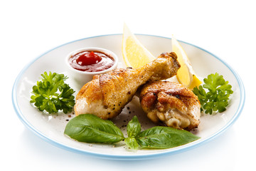 Grilled chicken drumsticks and vegetables 