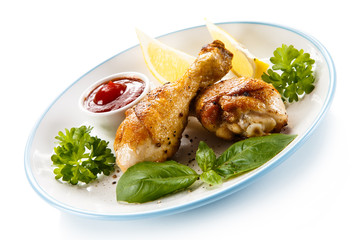 Grilled chicken drumsticks and vegetables 