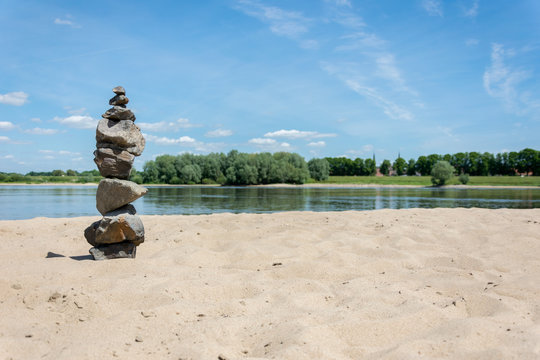 Steinturm am Elbstrand