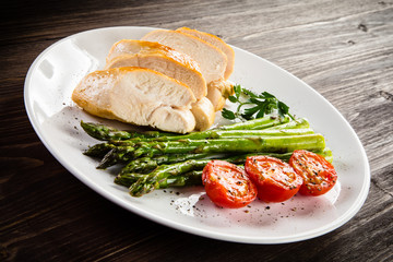 Roast chicken fillets and vegetables 