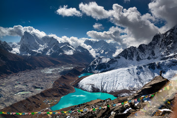 Beautiful turquoise lake high in the mountains. Nepal, Everest National Park. View from the Gokyo Peak (5,357 m). - obrazy, fototapety, plakaty