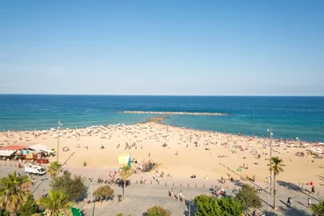 Der Strand von Barceloneta ist sehr beliebt bei jungen Touristen, die Barcelona besuchen. Der Strand liegt in der Nähe der Innenstadt und ist in Barcelona sehr berühmt © ksl