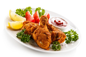 Grilled chicken drumsticks and vegetables 