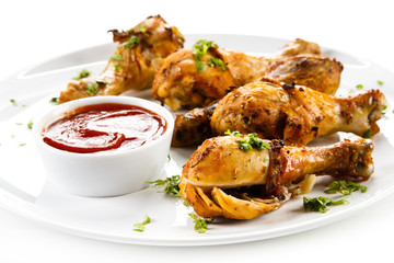 Grilled chicken drumsticks and vegetables 