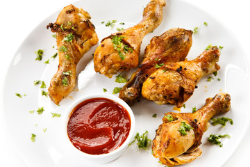 Grilled chicken drumsticks and vegetables 