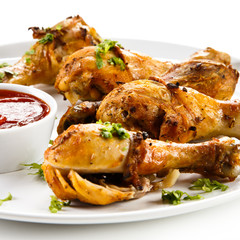 Grilled chicken drumsticks and vegetables 