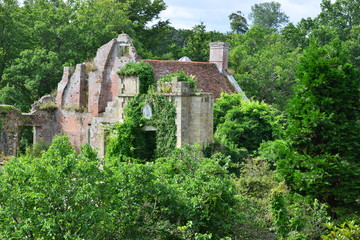 Fototapeta na wymiar The ruins of an old house in Kent, England in the summer.