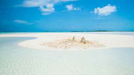 Sandburg bauen am Traumstrand