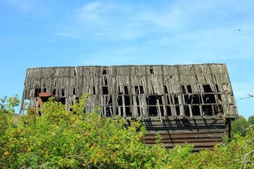 Заброшенный деревенский дом в поле © heshixin