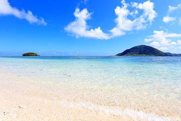 美しい沖縄のビーチと夏空