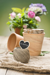 Blumen mit Dekoration und Anhänger: Einladung