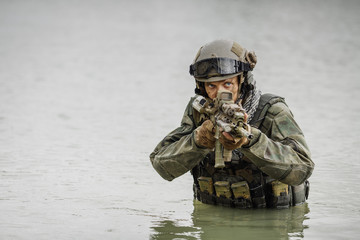 Naklejka premium Portrait of a soldier in the battlefield with a rifle