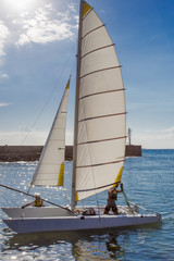 catamaran d'initiation &agrave; la voile, port de Saint-Gilles 
