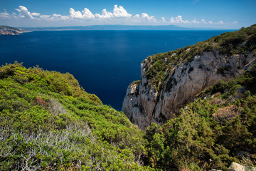 Fototapeta na wymiar Steilküste auf Sardinien nahe der Neptungrotte