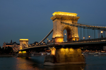 Fototapeta premium View of the famous chain bridge in Budapest at night.