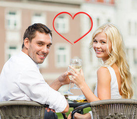 smiling couple drinking wine in cafe