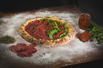 Pizza de tomate e calabresa