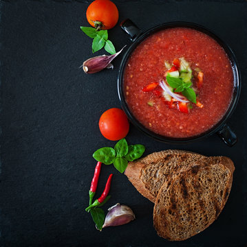 Tomato gazpacho soup with pepper and garlic