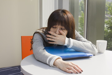 あくびをする若い女性