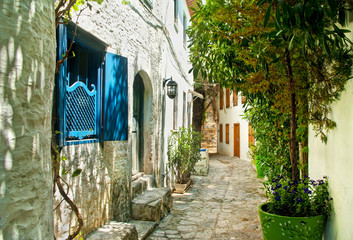 Obrazy na Szkle  wąska ulica w starym europejskim mieście w słoneczny dzień