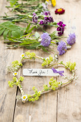 Blumen mit Dekoration und Anhänger: Thank You!