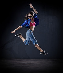 Obraz na płótnie Canvas Young girl modern dancer (dark ver)