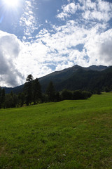 Fototapeta premium prateria montagna montagne sole alta montagna nuvole nuvoloso paesaggio di montagna