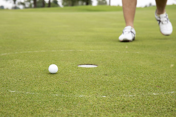 Golfplayer walking to hole