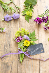 Blumen mit Dekoration und Anhänger: Sommerzeit