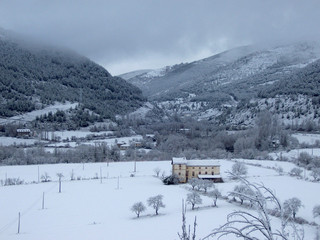 Valle nevado en los Pirineos (Jaca, España)
