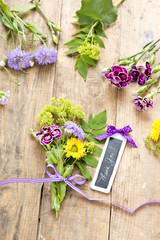 Blumen mit Dekoration und Anhänger: Thank You!