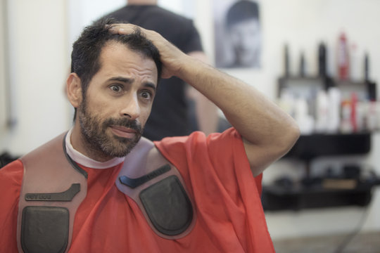 Un uomo preoccupato per la calvizie