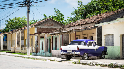 HDR Kuba  blauer amerikanischer Oldtimer parkt vor einem Haus