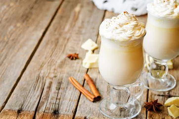 Photo sur Plexiglas Chocolat hot white chocolate decorated with whipped cream with cinnamon