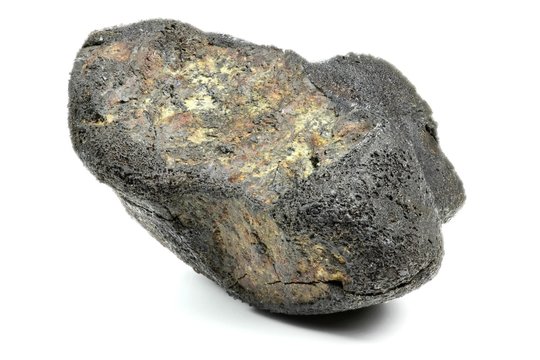 Fragment des Chelyabinsk Meteoriten isoliert auf weißem Hintergrund