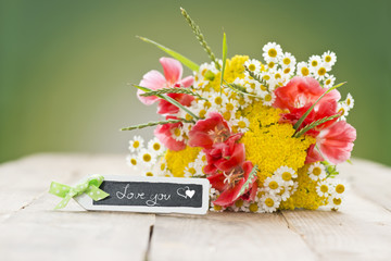 Blumens mit Dekoration und Anhänger: Love you
