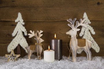Natürliche Weihnachtsdekoration mit Holz, Kerzen und Wolle auf Holz Hintergrund als...