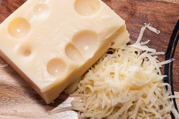 Queso emmental rallado