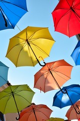 Regenschirme als Dekoration über einer Einkaufsstraße in der Stadt Novigrad in Kroatien
