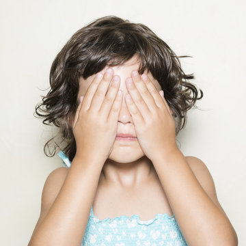 Ni&ntilde;a tap&aacute;ndose los ojos