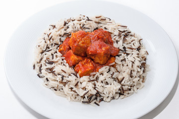 Arroz salvaje con atún y tomate