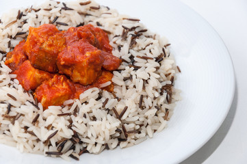 Arroz salvaje con atún y tomate